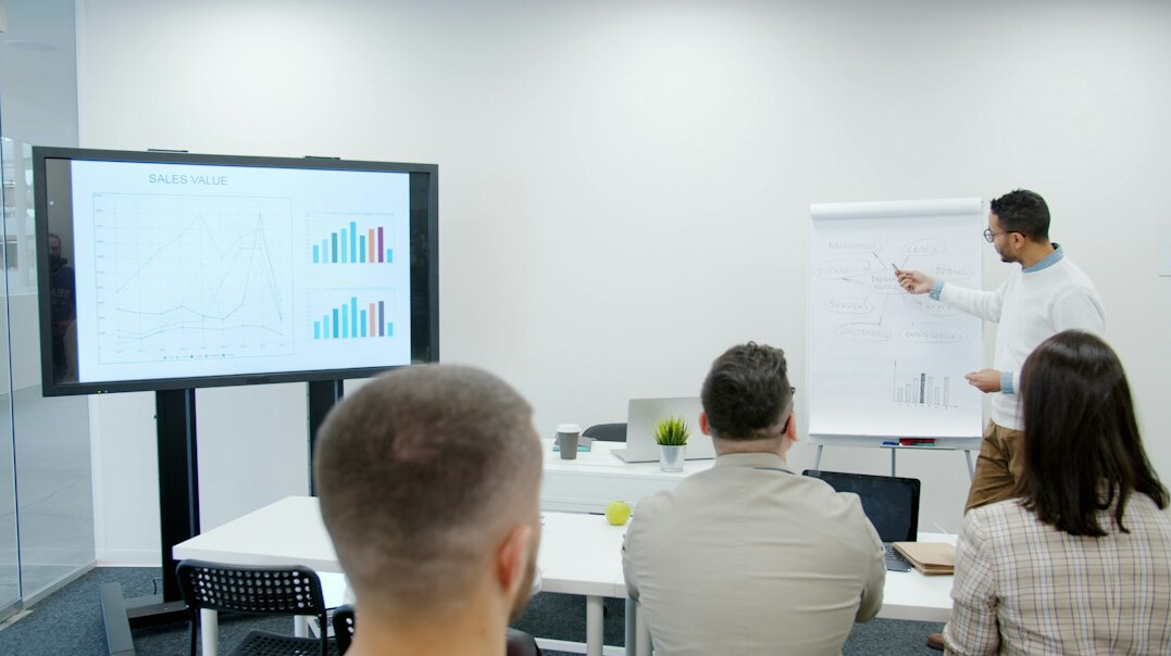 Trainer presenting at a flipchart in a workshop room